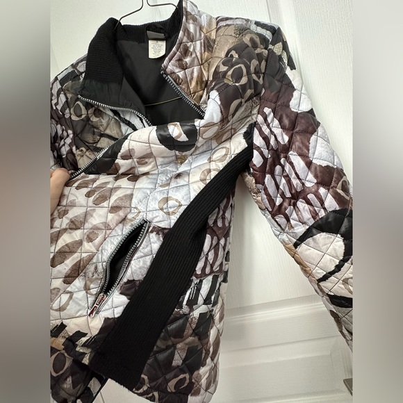 Dolcezza brand fitted lightweight puffer jacket. Fitted. Size small. - Picture 3 of 7